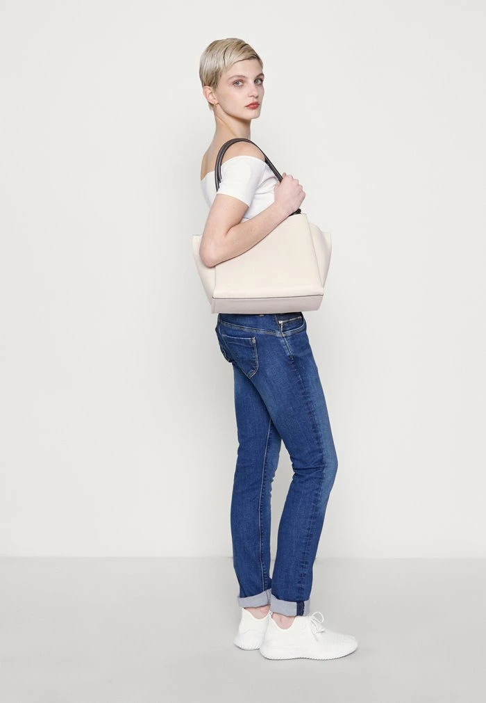 Pepe Jeans NEW BROOKE - Jean Droit - Light Blue Denim 6 Pepe Jeans NEW BROOKE - Jean Droit - Light Blue Denim – Image 6