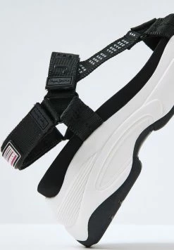 Pepe Jeans GRUB LOGO - Sandales à Plateforme - Black/white -Pepe Jeans Soldes Magasin c7319a71976c4f3aa7465884350a3528