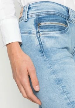 Pepe Jeans NEW BROOKE - Jean Slim - Light Blue Denim -Pepe Jeans Soldes Magasin d657a5c913234dc09b6f398aa2bf7f7b