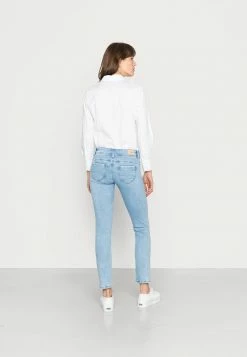 Pepe Jeans NEW BROOKE - Jean Slim - Light Blue Denim -Pepe Jeans Soldes Magasin f9ba23f3dd724b9aab9718b63bc83a44